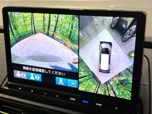 【マルチビューカメラシステム】専用のカメラにより、上から見下ろしたような視点で360度クルマの周囲を確認することができます☆死角部分も確認しやすく、狭い場所での切り返しや駐車もスムーズに行えます。