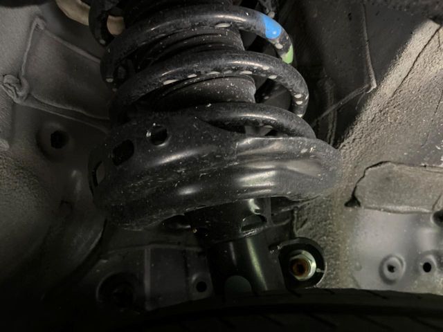 お車を安心してお乗りいただく為には、足回りの定期点検が欠かせません。サービスサポート（有償保証）では無料点検もご提供しており、安心のカーライフをお過ごしいただけるサポート体制が整っています。