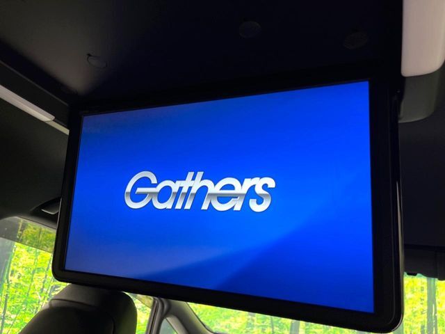 【フリップダウンモニター】15.6インチ大画面モニターで後席でもエンタメをお楽しみいただけます。小さなお子様にも大人気の装備です♪
