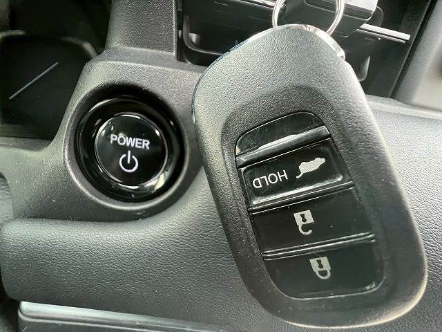 【スマートキー】車内へのアクセスやエンジン始動が楽々に行える今や必須アイテムのキー複製防止の「イモビライザー」まで備わっております