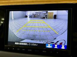 【カラーバックモニター】を装備しております。リアの映像がカラーで映し出されますので日々の駐車も安心安全です。