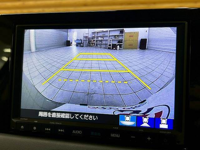 【カラーバックモニター】を装備しております。リアの映像がカラーで映し出されますので日々の駐車も安心安全です。