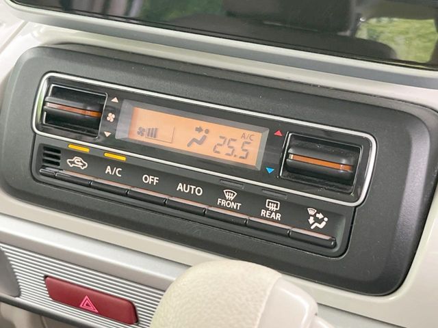 【オートエアコン】一度お好みの温度に設定すれば、車内の温度を検知し風量や温度を自動で調整。暑い…寒い…と何度もスイッチ操作をする必要はありません。快適な車内空間には必須の機能ですね♪