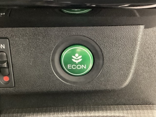 エンジンやエアコンなどクルマ全体の動きを燃費優先で自動制御するECONモード。空調など快適性を優先したいときは、スイッチ1つでOFFにすることも可能です。