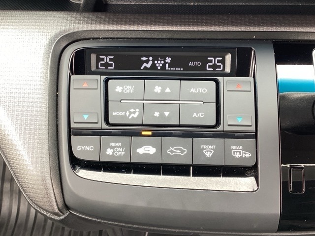 プラズマクラスター付オートエアコンです。室内の温度調整として冷房・除湿ができるのはもちろんのこと冬場や雨天時の窓の曇り取りとしても活用できるエアコンです。