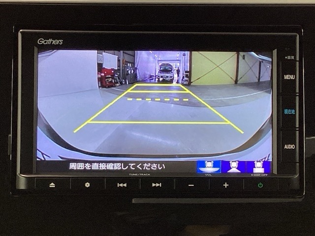 バックをするとき自動でリアの様子が映る『リアカメラ』付き！　画面で確認しながらバックが出来るので駐車の時も安心です。