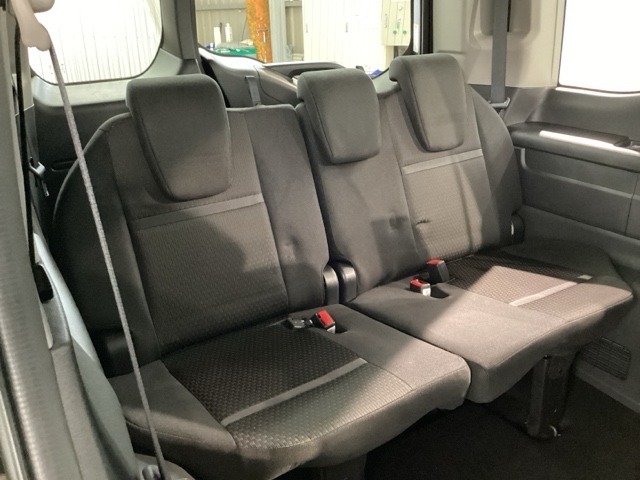 3列目シート☆2列目が前後にスライドするので足元も広々お使い頂けます♪