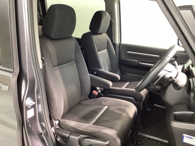 大きなフロントシートでゆったりとドライブ、長距離運転も疲れません♪ハイトアジャスターも付いているのでお好みのポジションを調整できます。
