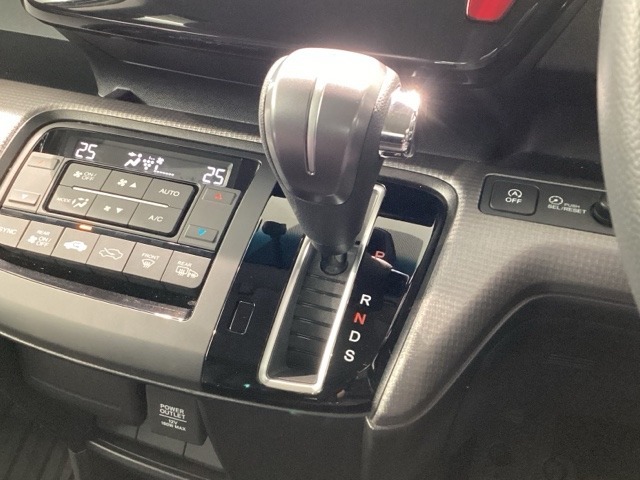 インパネシフトを採用しているので、前席の足元も広々としています。運転席と助手席の行き来もスムーズです！