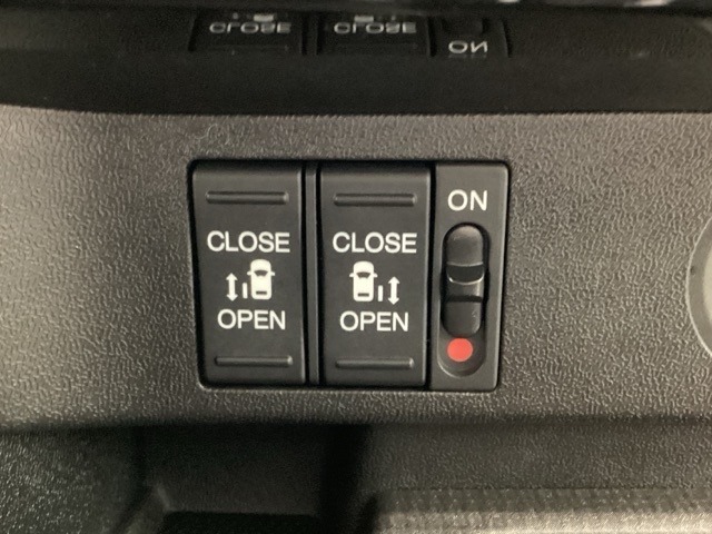 両側電動スライドドアです。腕や足・異物を感知すると動作が停止する、挟み込み防止機能が付いているので、お子さまにも安心してお使い頂けます！