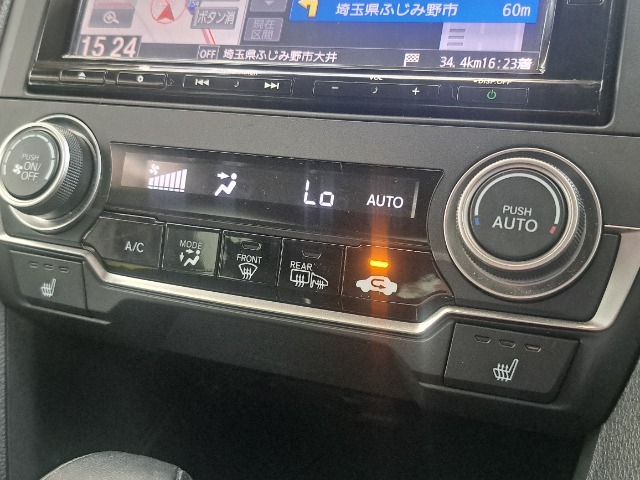 フルオートエアコンのお写真です。ボタン一つで年中快適な温度でお過ごし頂けます♪