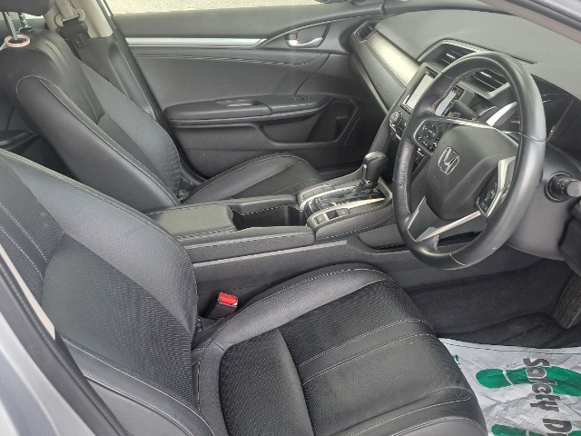 フロントシートのお写真です。　広い足元と、ゆったり座れるシートは長時間の運転でも疲れにくくなっております♪