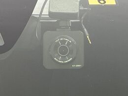 【ドライブレコーダー】安心・安全なカーライフに必須のドライブレコーダーを装備！走行中はもちろん、あおり運転や事故に遭遇した際の状況も映像で記録し、万一のリスクに備えます。