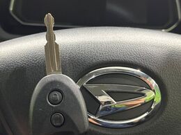 【キーレス】少し離れた場所からでもボタン一つでドアの開錠・施錠ができるのでとっても便利！ドアの鍵穴周りに傷をつけることもありません♪
