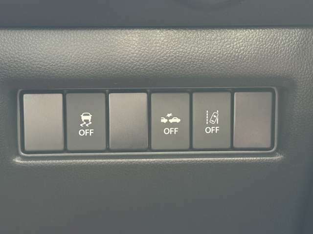ステアリングの右側には純正で搭載されている各種ボタンが集約されております！各種機能をOFFにすることで自由度の高い運転をすることが可能です！