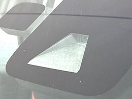 【プリクラッシュセーフティ】前方の車両等を検知し、衝突しそうな時は警報で注意を促し、ブレーキを踏む力をサポート。ブレーキを踏めなかった場合は衝突被害軽減ブレーキが作動、衝突回避をサポートします。