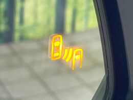 【ブラインドスポットモニター】走行中、ドアミラーの死角になりやすい箇所に後続車が接近するとサイドミラーのレンズに警告を表示！ドライバーに注意喚起をしてくれます。