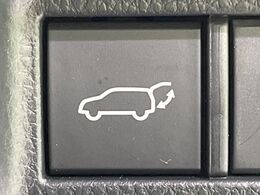 【パワーバックドア】スマートキーや運転席のボタンを押すだけでリアゲートが自動で開閉します！荷物を持っている時や、高い位置にあるバックドアを閉める際に便利な機能です♪