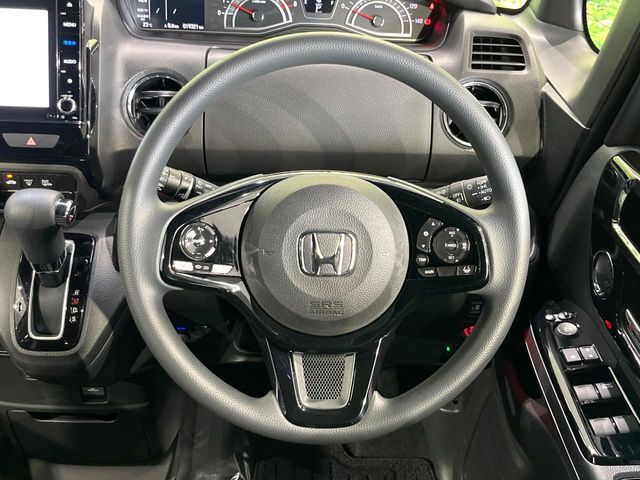 インテリアに合わせたデザインのステアリングは、運転される方のことも考え、運転しやすい形状、大きさです。是非一度、実際に触ってお確かめください。