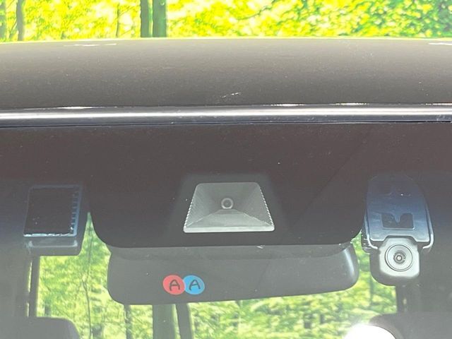 【ホンダセンシング】走行中に前方の車両等を認識し、衝突しそうな時は警報とブレーキで衝突回避と被害軽減をアシスト。より安全にドライブをお楽しみいただけます。