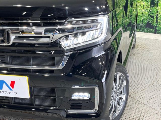【LEDヘッドライト】悪天候や夜間走行時も良好な視界を確保し安心して運転できる高輝度LEDヘッドライトを装備！点灯速度が早く、消費電力も抑えられています。
