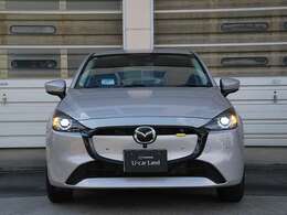 前の顔がキリッとしていてかっこいい！目みたいに見えるライトが細長くて、まるで遠くを見つめているみたい。それにね、ぶつかりそうな時にピーピー教えてくれるから、ママも安心だね。