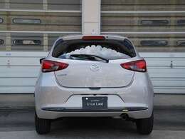 後ろのライトが丸くて、すごくかわいい！後ろから見ると、なんだかニッコリ笑っているみたいに見えるんだ。このデザインなら、後ろを走っている車も、なんだか優しい気持ちになるんじゃないかな。