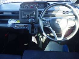 【運転席インテリアデザイン】左右対称のインテリアデザインでドライバーを包み込み運転に集中できるように設計されています。