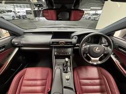 見通しの良いコックピットは普段のドライブに最適。運転しやすいお車となります。