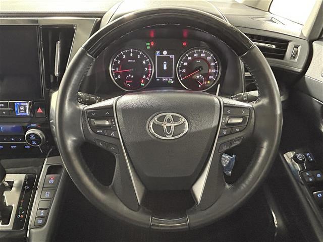 【ハンドル】軽い力で扱いやすいハンドルです。目立つ傷やスレなどなく綺麗な状態です！除菌プランいれていただくとさらに快適に！清潔なお車はお子様にも安心ですね！