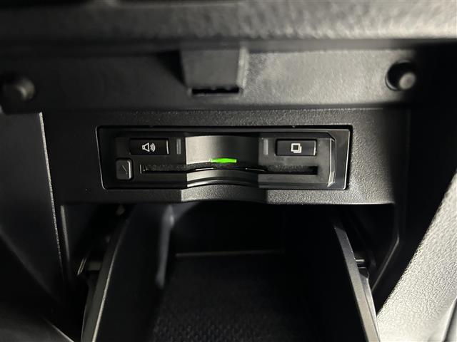 【ETC】有料道路を利用する際に料金所で停止することなく通過できる、ETC車載器（ノンストップ自動料金収受システム機器）が装備されています。セットアップを行うことで利用可能になります。