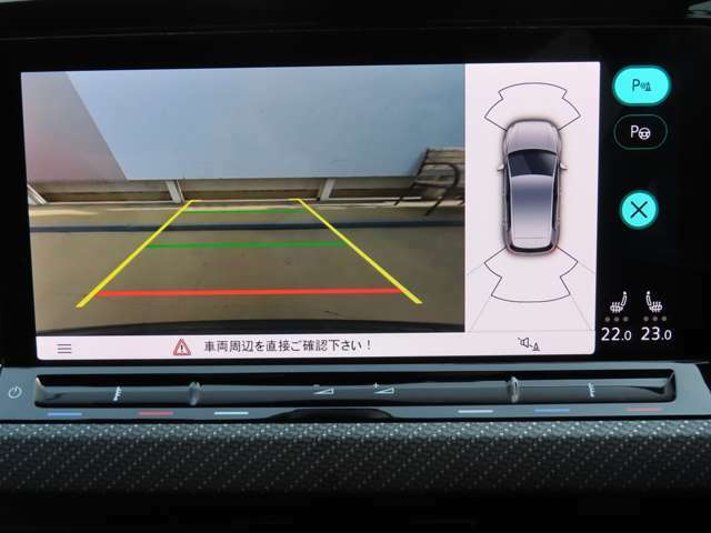 ギアをリバースに入れると車両後方の映像を映し出します。画面にはガイドラインが表示され、車庫入れや縦列駐車の際に安全確認をサポートします☆