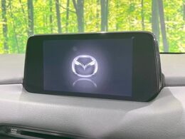 【マツダコネクト】車内の雰囲気にマッチした一体型タイプのディスプレイ。各種車輌設定やBluetooth再生等、様々な機能が楽しめます。専用SDカードのご購入で、ナビ機能も使用出来ます。