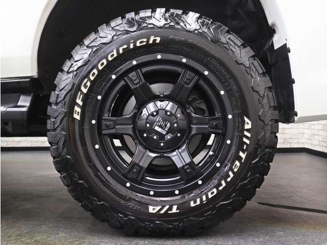 アルミホイールと車体のマッチングもセンスが問われる部分ですね。アルミホイール、タイヤ共に新品を使用しておりますのでご安心下さい。純正ホイールやスタッドレスタイヤについてもお気軽にご相談下さい。