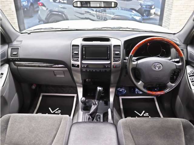 熟練の選任スタッフがインパネからフロアマットまで、丁寧に車内クリーニングを施工しております。必要な場合は各部リペアや車内消臭も施工しておりますので、安心してお買い求め頂けます。