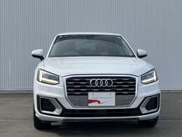 日本人デザイナーの発案によって2005年から採用されている、「シングルフレームグリル」。ひと目でAudiとわかる象徴的なデザインはAudiのブランドイメージを確立しています。