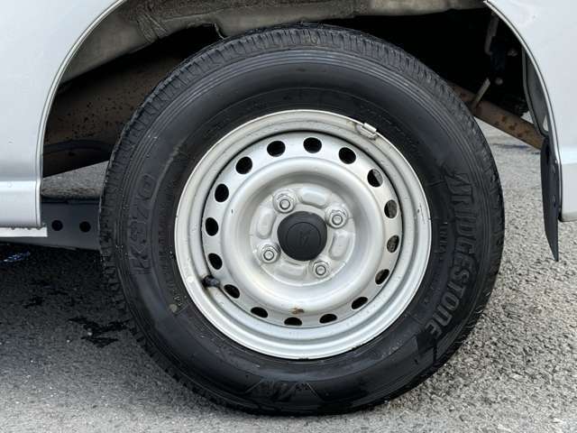 【純正ホイール】メーカー純正なので、ボディに合ったデザインのホイールです。社外アルミホイールの取り付けも承っております。