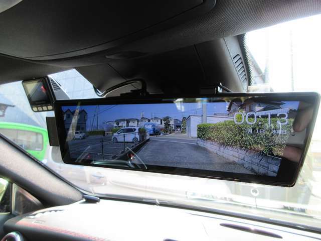 ミラー型バックカメラも装備済です。