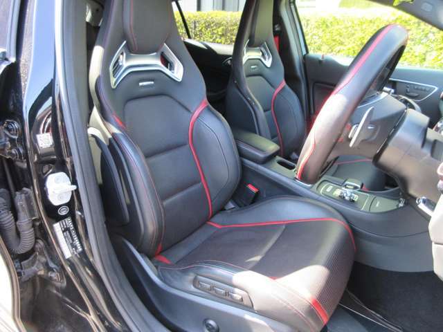 運転席です。フルレザーシートは目立つ傷みも少なくキレイですよ。