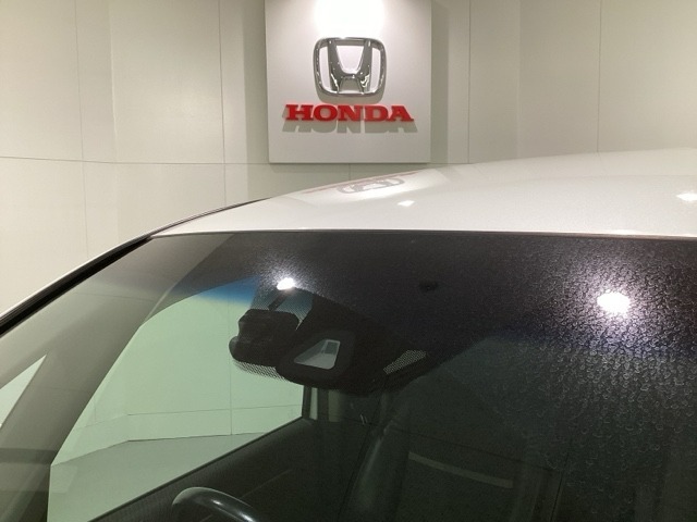 Honda SENSING装着車です。衝突を予測してブレーキをかけたり、前のクルマにちょうどいい距離で走行できる多彩な安心・快適機能を搭載した先進の安全運転支援システムがドライバーをサポートします。