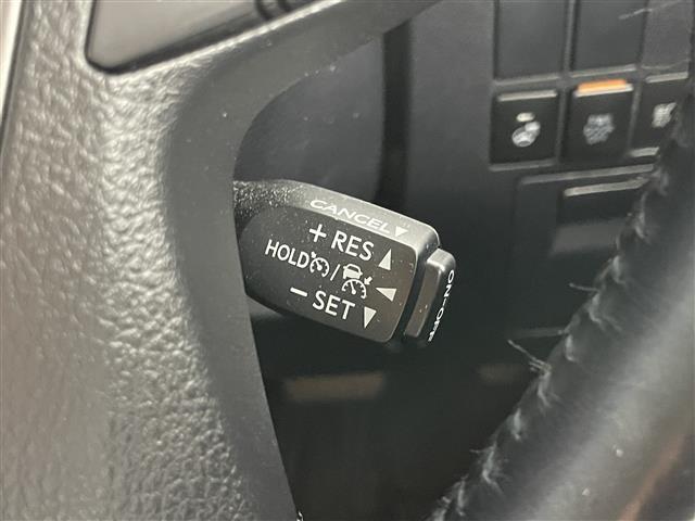 【レーダークルーズコントロール】自動で前の車との車間距離を一定に保ち、速度調整しながら走行します。高速道路のドライブで役立つ装備です。