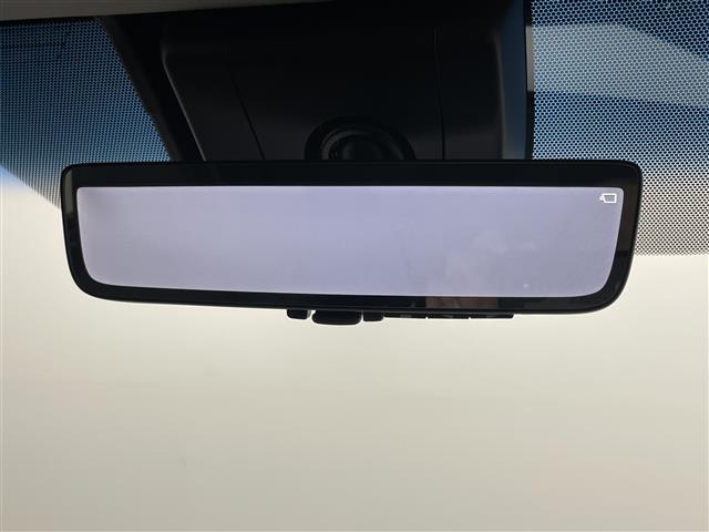 【デジタルインナーミラー】車両後方カメラの映像をミラーに映すことが出来ます。 そのため、後席に人や荷物があって後方が見えづらい場合でもしっかり視界を確保することが出来ます。