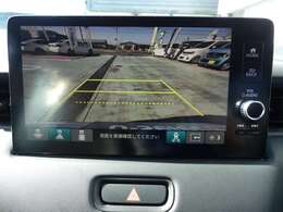 リアカメラが装備されており、後方の安全確認はもちろんのこと狭い場所での駐車や雨の日・夜間など視界の悪いコンディションでのストレスの軽減にもなります。