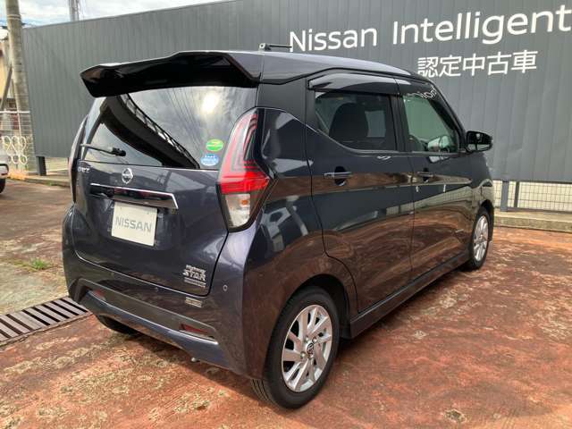 フロントだけでなく、バックソナーも付いてるので駐車時もバッチリ補助してくれます(*^^*)