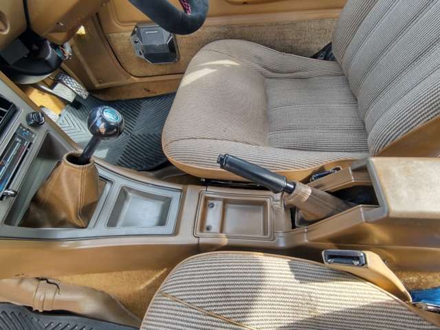 50年経過しようとする車とは思えない内装です☆