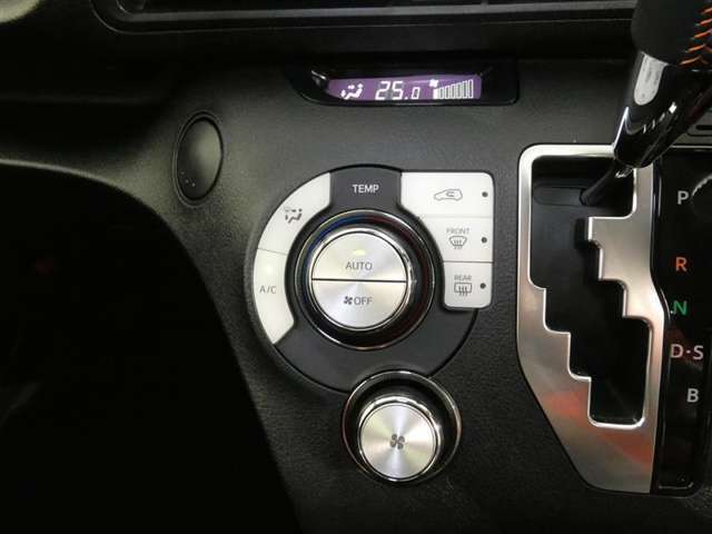 オートエアコンは、常にお好みの温度に調整ができ車内を快適な空間に保ってくれます。