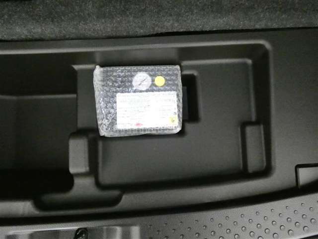 スペアタイヤレス車です。応急セットを搭載しております。
