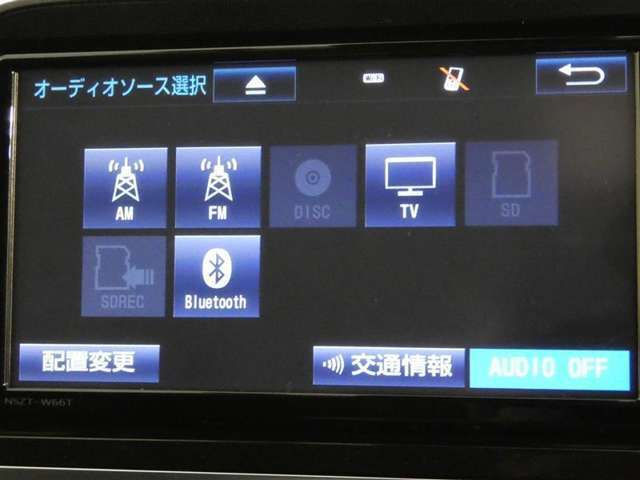 【オーディオ選択画面】AM/FMの切替や、交通情報もこちらの画面から選択できます。