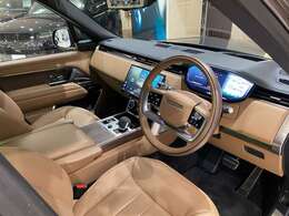 英国クラフトマンシップの息づく、仕立ての良いインテリア。モダンな素材の組み合わせやクラシカルなステッチの縫製、もちろん時代に合わせたハイテク装備を搭載しており、薄型液晶メーターなどもかなり先進的です。