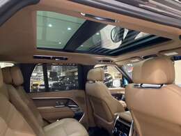 標準装備の【スライド式パノラミックグラスルーフ】　広大な面積を誇るサンルーフです。前側はアウタースライド式で開閉可能です。　ティンテッドガラス製、電動のサンブラインド付きです。